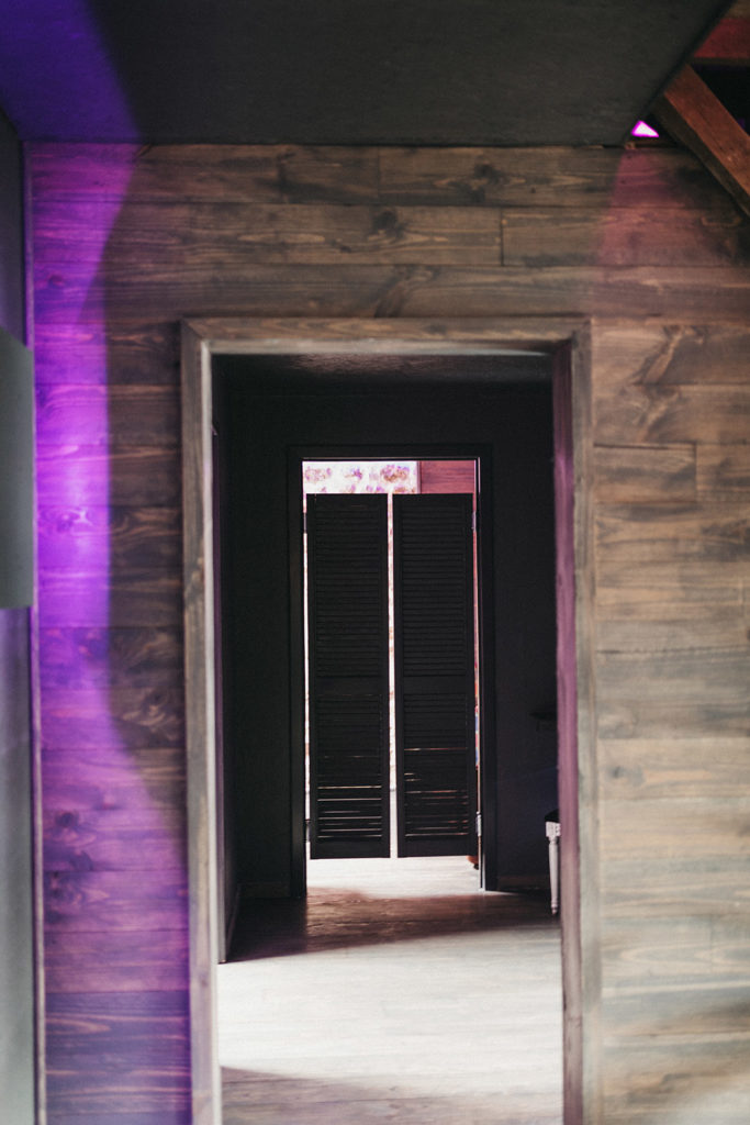 Couloir aux volets sombres