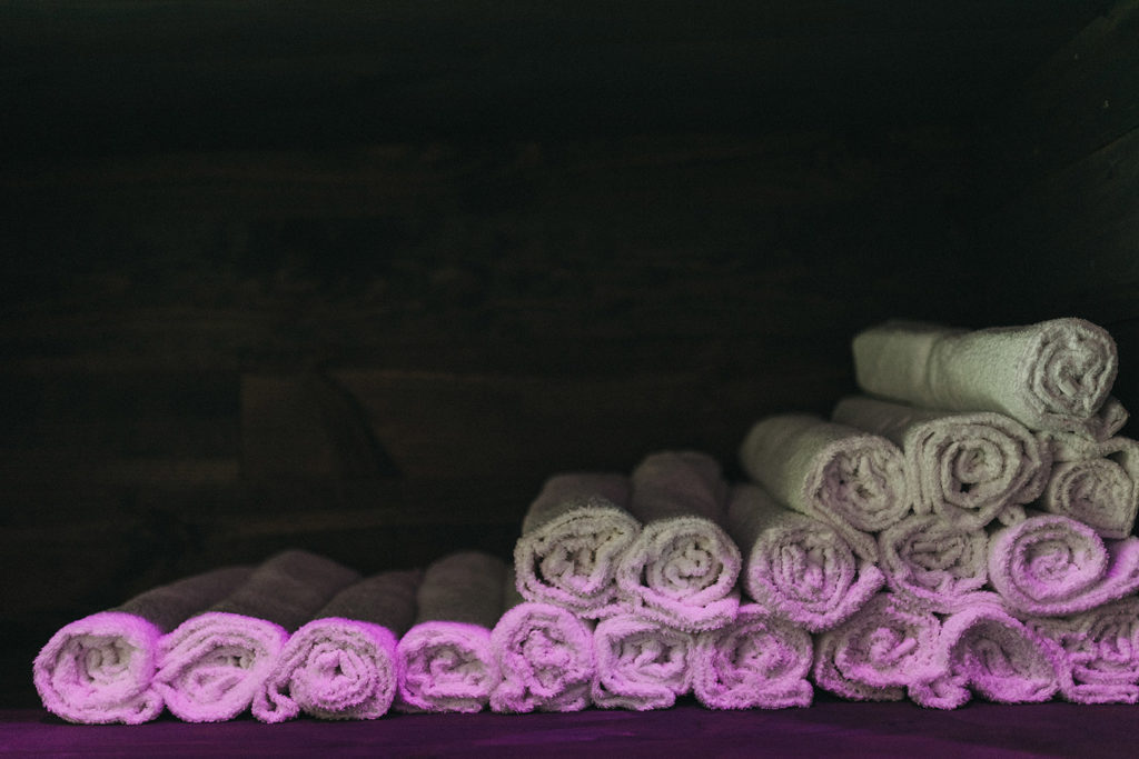 Serviettes roulées, lumière rose