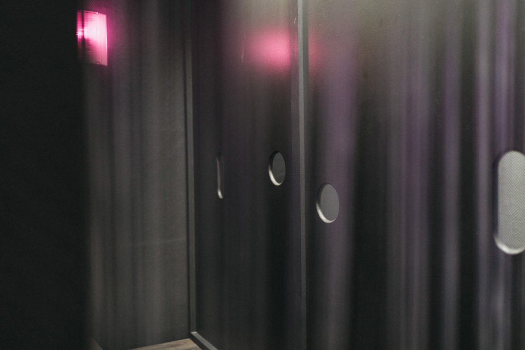 Détail lumineux, panneau sombre