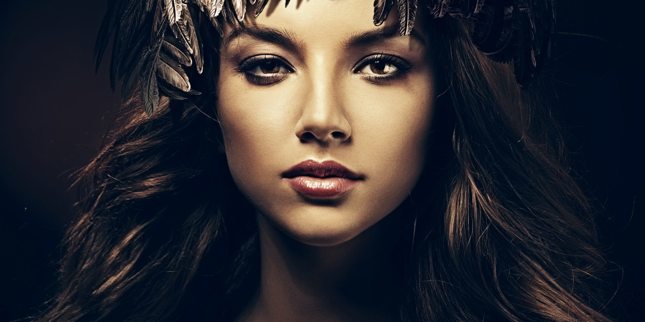 Sexy,Beautiful,Woman,In,Hat,In,Dark