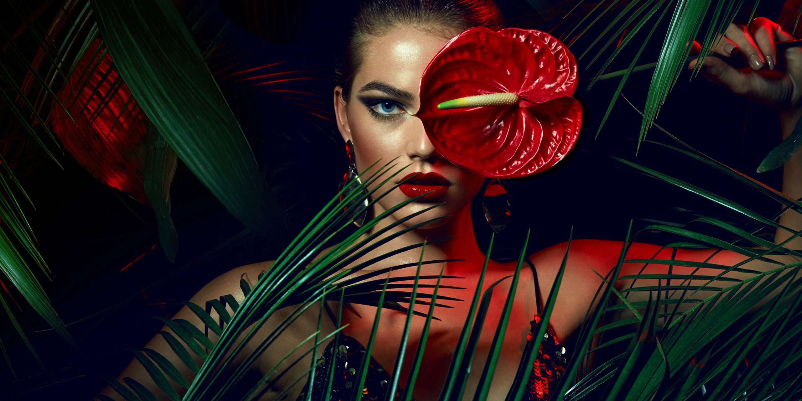 A,Beautiful,Tanned,Girl,With,Natural,Make-up,And,Wet,Hair