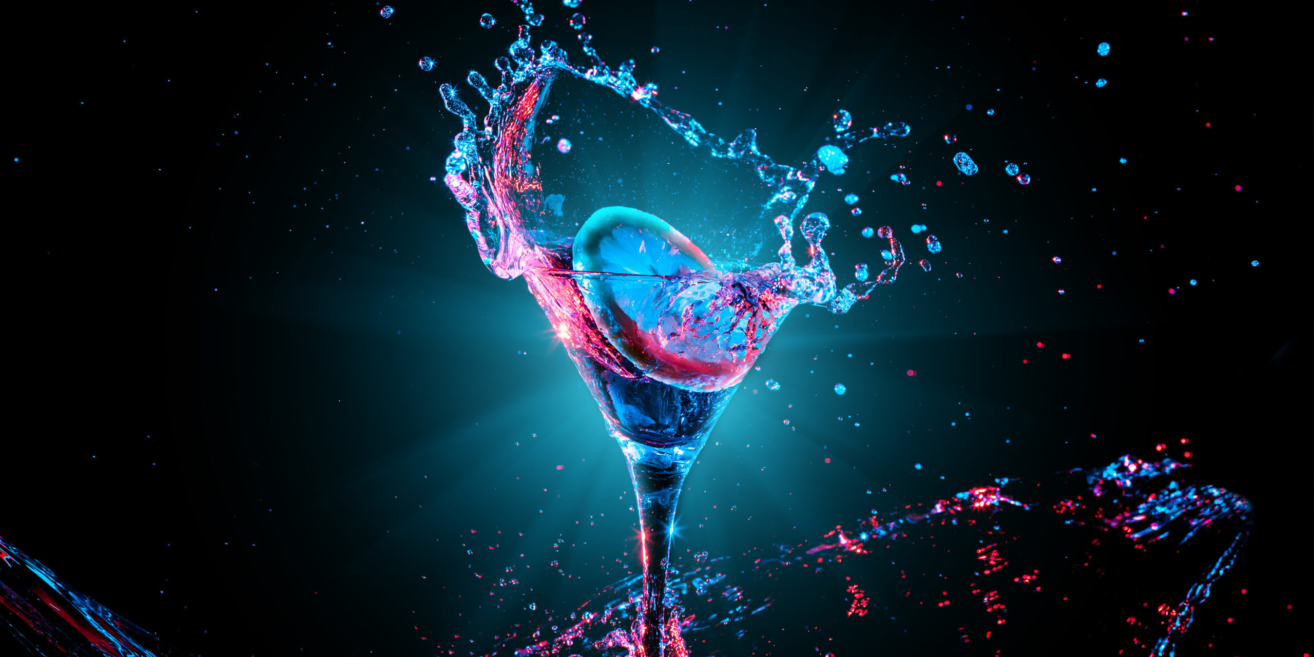 Colorful,Cocktail,In,Glass,With,Splashes,And,Lemon,On,Dark